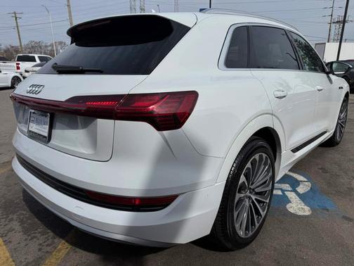 Glacier White Metallic 2019 Audi e-tron Prestige