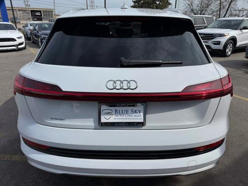 Glacier White Metallic 2019 Audi e-tron Prestige