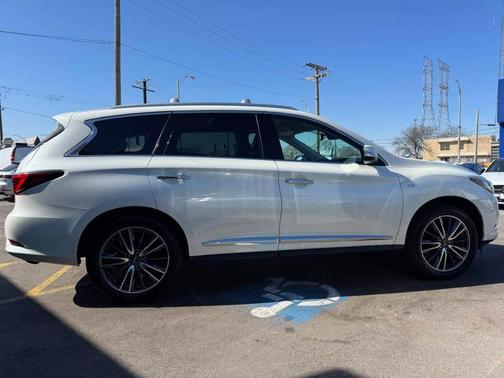 White 2017 INFINITI QX60 Base