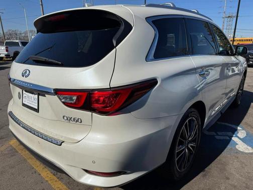 White 2017 INFINITI QX60 Base