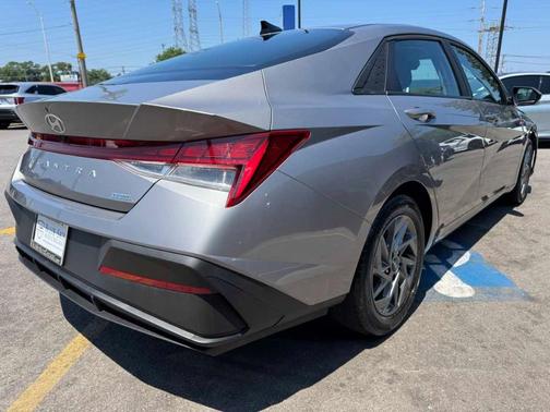Metal 2025 Hyundai ELANTRA HEV Blue