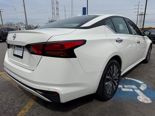Glacier White 2025 Nissan Altima SV