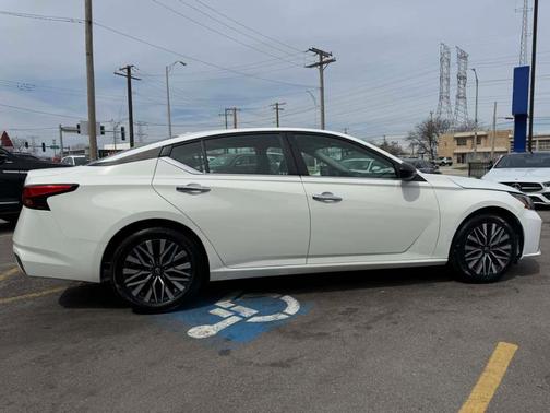 Glacier White 2025 Nissan Altima SV