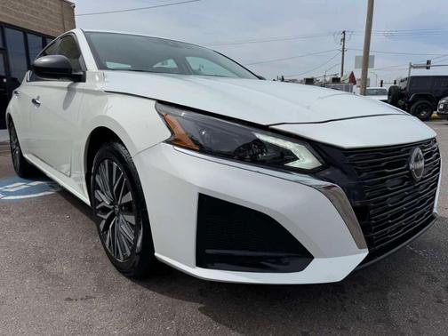 Glacier White 2025 Nissan Altima SV