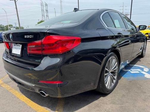 Black Sapphire Metallic 2019 BMW 530 i xDrive