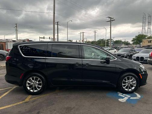 Brilliant Black Crystal Pearlcoat 2023 Chrysler Pacifica Touring-L