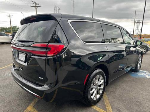 Brilliant Black Crystal Pearlcoat 2023 Chrysler Pacifica Touring-L