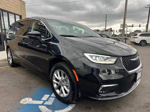 Brilliant Black Crystal Pearlcoat 2023 Chrysler Pacifica Touring-L