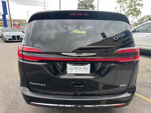 Brilliant Black Crystal Pearlcoat 2023 Chrysler Pacifica Touring-L