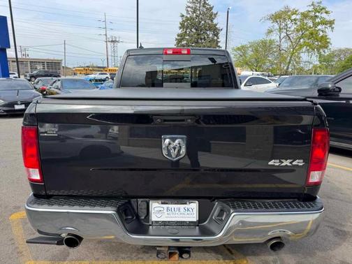 Brilliant Black Crystal Pearlcoat 2018 RAM 1500 Harvest