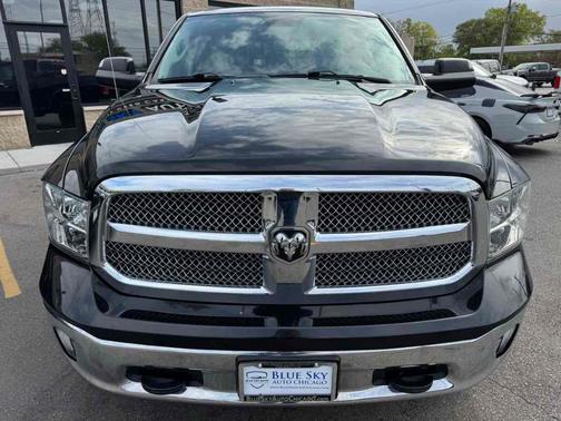 Brilliant Black Crystal Pearlcoat 2018 RAM 1500 Harvest