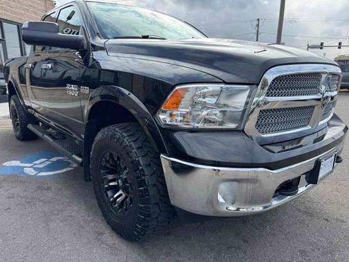 Brilliant Black Crystal Pearlcoat 2018 RAM 1500 Harvest