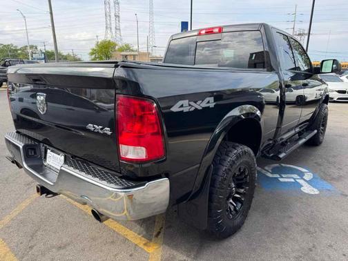 Brilliant Black Crystal Pearlcoat 2018 RAM 1500 Harvest