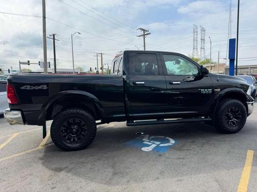Brilliant Black Crystal Pearlcoat 2018 RAM 1500 Harvest