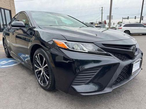 Midnight Black Metallic 2018 Toyota Camry SE