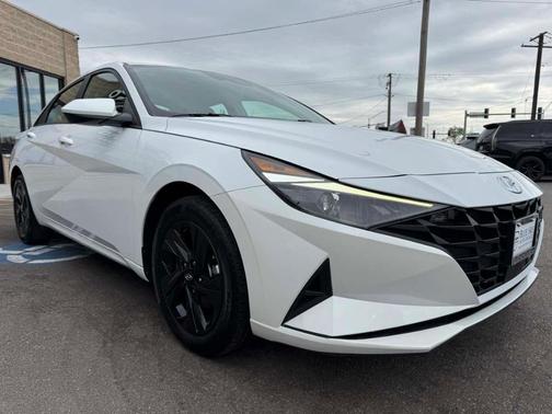 Quartz White 2022 Hyundai ELANTRA SEL