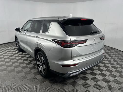 Alloy Silver Metallic 2025 Mitsubishi Outlander SE