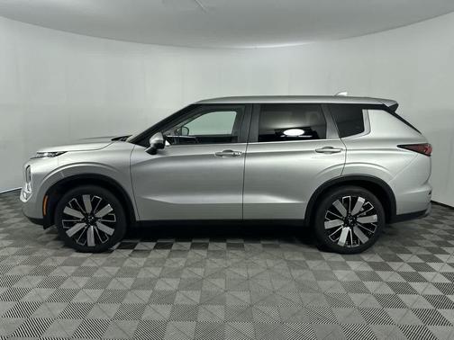 Alloy Silver Metallic 2025 Mitsubishi Outlander SE
