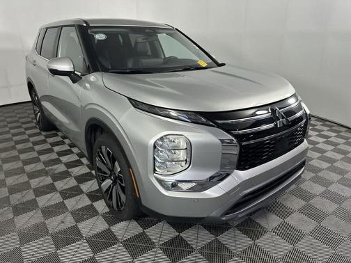 Alloy Silver Metallic 2025 Mitsubishi Outlander SE