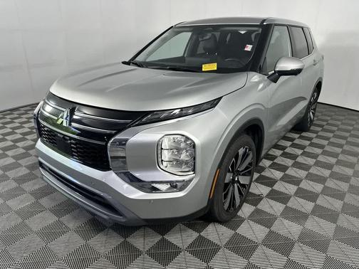 Alloy Silver Metallic 2025 Mitsubishi Outlander SE