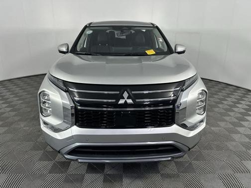 Alloy Silver Metallic 2025 Mitsubishi Outlander SE