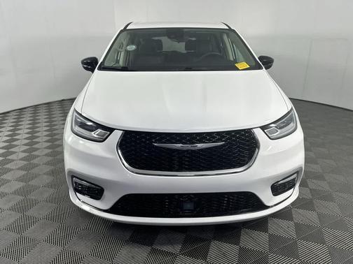 Bright White Clearcoat 2024 Chrysler Pacifica Touring L