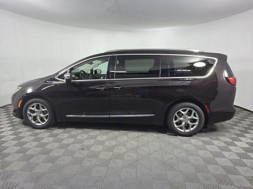 Dark Cordovan Pearlcoat 2018 Chrysler Pacifica Limited