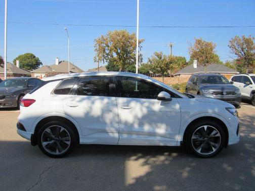 2022 Audi e-tron Premium Plus