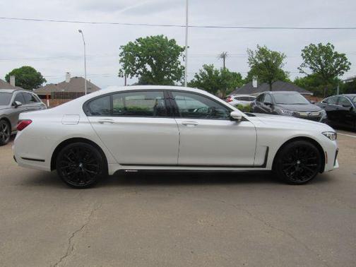 2022 BMW 740 i