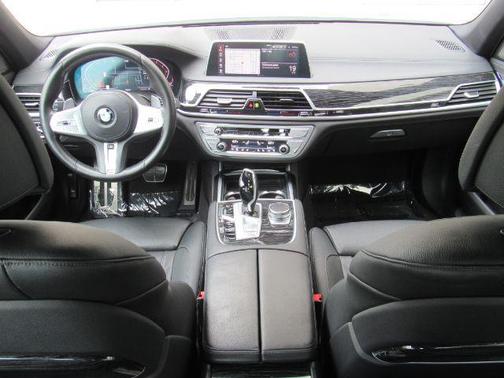 2022 BMW 740 i
