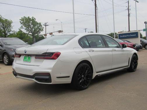 2022 BMW 740 i
