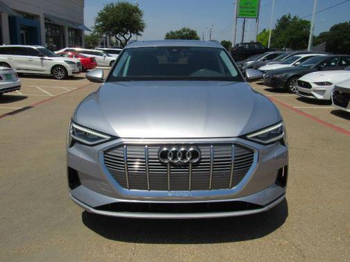 2022 Audi e-tron Premium Plus