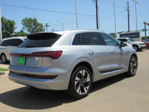 2022 Audi e-tron Premium Plus