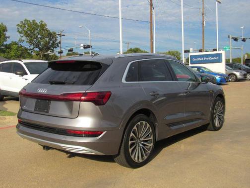 2019 Audi e-tron Premium Plus