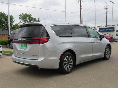 2024 Chrysler Pacifica Hybrid Select