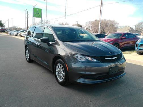 2023 Chrysler Voyager SE