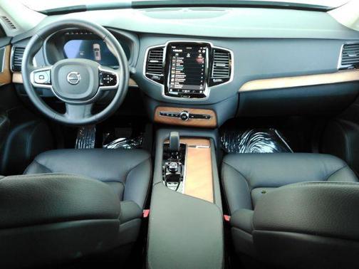 2025 Volvo XC90 B6 Plus 7-Seater