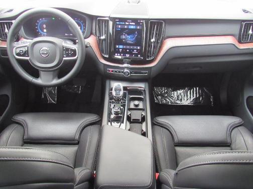 2023 Volvo XC60 B5 Ultimate Bright Theme