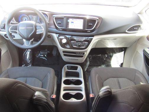 2023 Chrysler Voyager SE