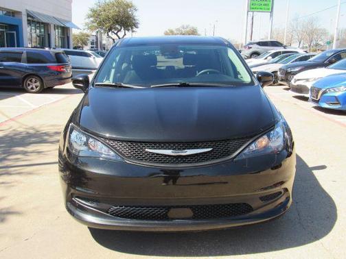 2023 Chrysler Voyager SE