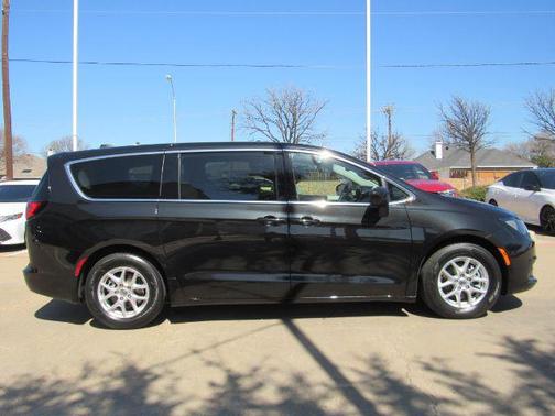2023 Chrysler Voyager SE