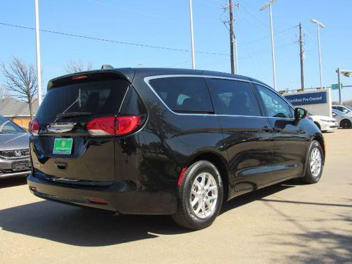 2023 Chrysler Voyager SE