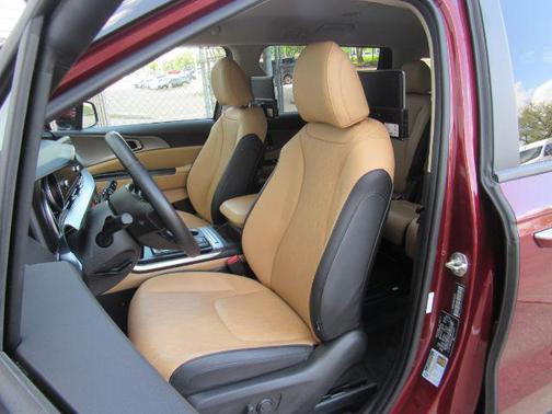 2023 Kia Carnival LX