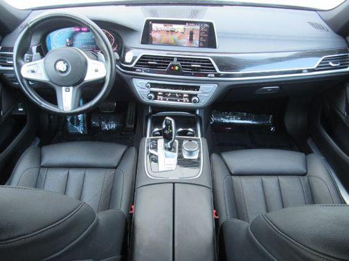 2022 BMW 740 i