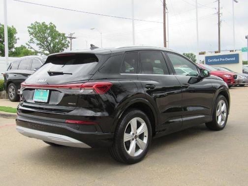 2022 Audi e-tron Premium Plus