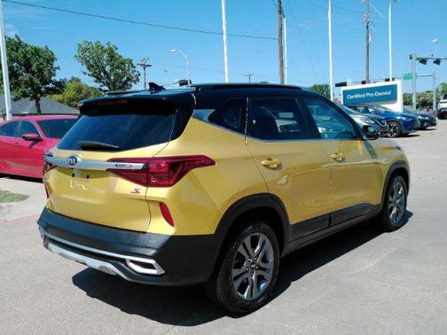 Starbright Yellow/Black Roof 2021 Kia Seltos S