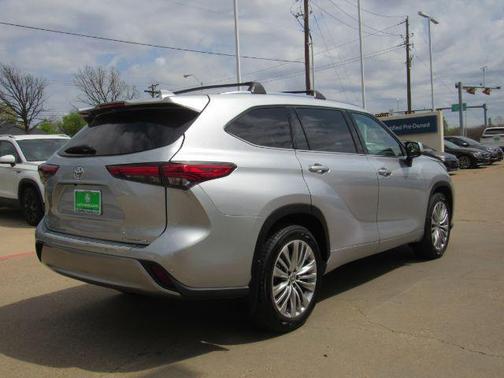 2022 Toyota Highlander Platinum