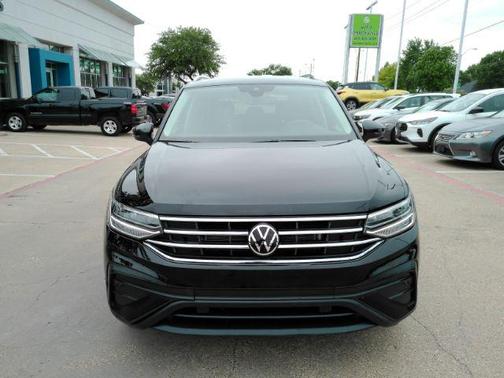 Deep Black Pearl 2023 Volkswagen Tiguan 2.0T SE