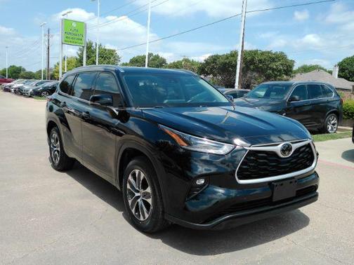 Midnight Black Metallic 2021 Toyota Highlander XLE