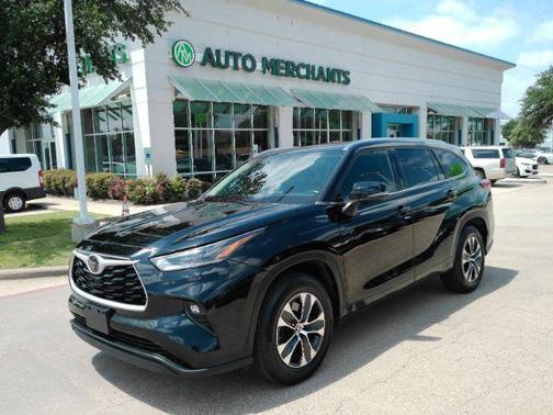 Midnight Black Metallic 2021 Toyota Highlander XLE